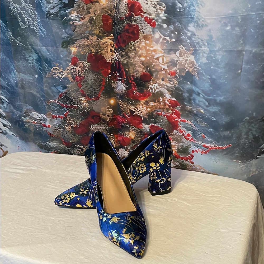 Chic Floral Blue and Gold Heels